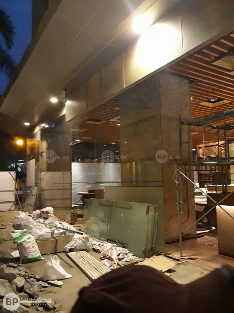 Thi công vách cửa kính cho khách sạn Intercontinental, HCM
